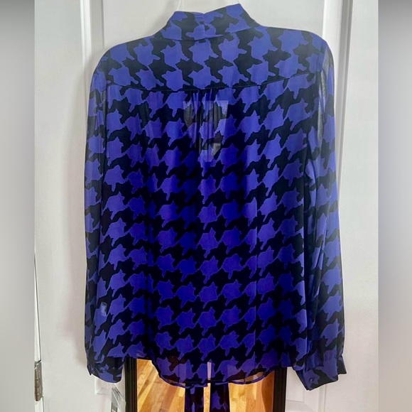 Tahari Women's Blouse Size Medium - Picture 3 of 3